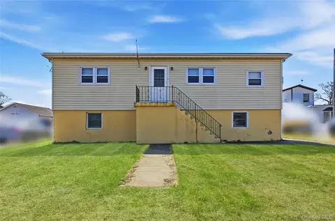 71 Orchard St, Lindenhurst, NY 11757