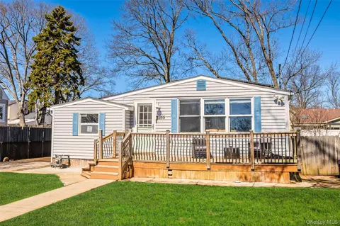 255 26th St, Copiague, NY 11726