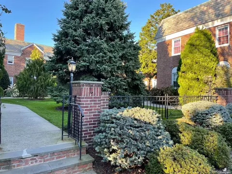 35 Floral Blvd #1A, Floral Park, NY 11001