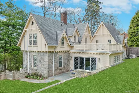 9 Strawberry Ln, Greenburgh, NY 10533