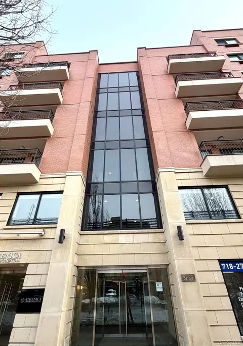 31-35 31st St #516, Astoria, NY 11106