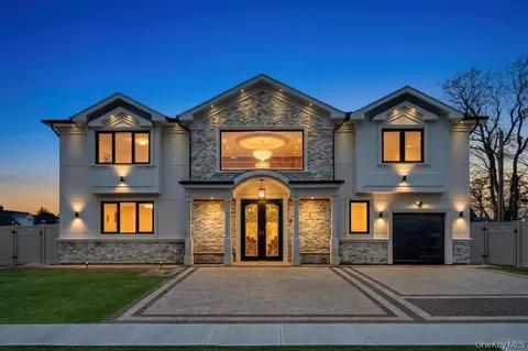 36 Jupiter Ln, Levittown, NY 11756