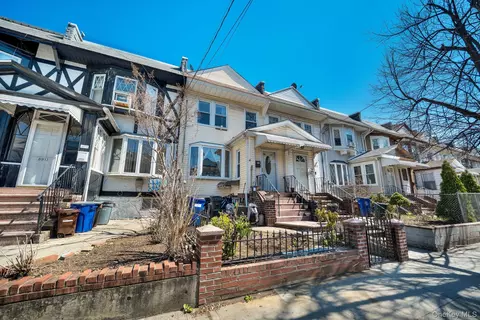 8915 88th St, New York, NY 11421