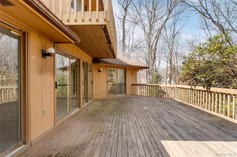 10 Hunters Trl, Wading River, NY 11792