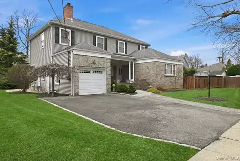 577 Waukena Ave, Oceanside, NY 11572