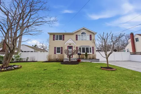 68 Fuller Ave, Islip, NY 11751