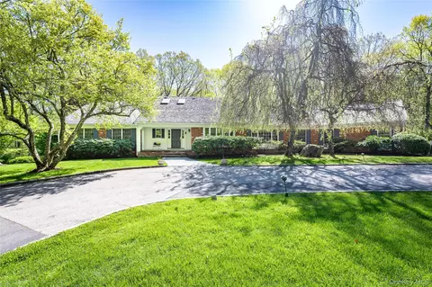 16 Carolyn Pl, North Castle, NY 10504