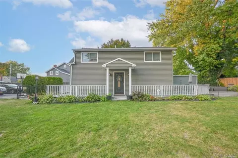 45 Jervis Ave, Copiague, NY 11726