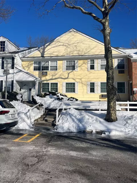 305 Towne House Vlg, Islandia, NY 11749