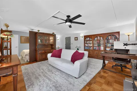 100 Clinton Ave #3X, North Hempstead, NY 11501