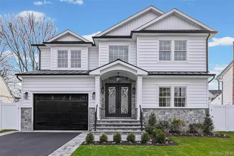 27 Grape Ln, Hicksville, NY 11801