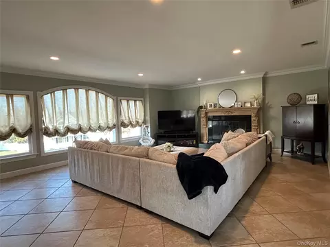 4 Vining St, Centereach, NY 11720