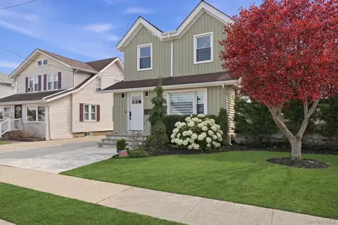 98 Vincent Pl, Lynbrook, NY 11563