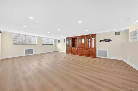 Living - 38 S Oaks Blvd, Plainview, NY 11803 photo 11 of 11