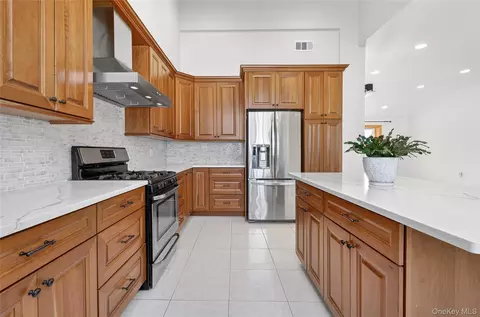 Kitchen - 38 S Oaks Blvd, Plainview, NY 11803 photo 4 of 5