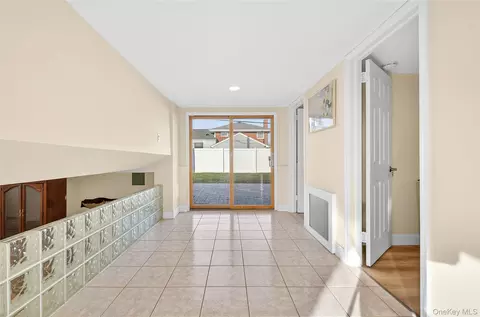 Entry Way - 38 S Oaks Blvd, Plainview, NY 11803 photo 7 of 8