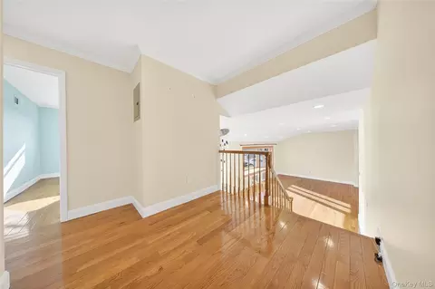Entry Way - 38 S Oaks Blvd, Plainview, NY 11803 photo 4 of 8
