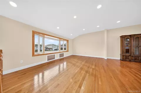 Living - 38 S Oaks Blvd, Plainview, NY 11803 photo 1 of 11