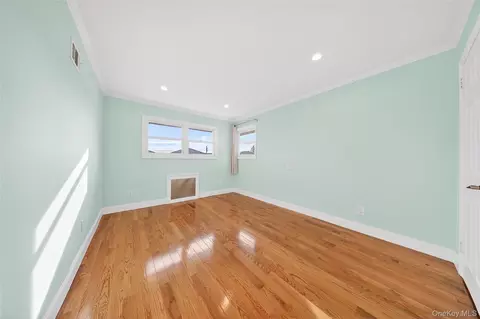 Bedroom - 38 S Oaks Blvd, Plainview, NY 11803 photo 5 of 7