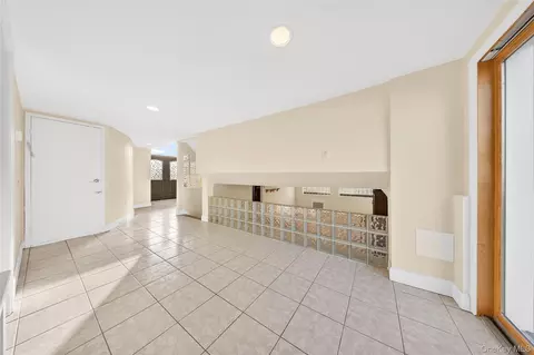 Entry Way - 38 S Oaks Blvd, Plainview, NY 11803 photo 8 of 8