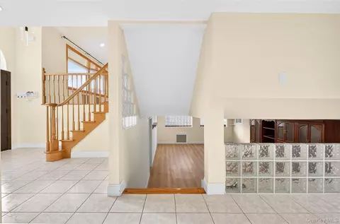 Entry Way - 38 S Oaks Blvd, Plainview, NY 11803 photo 5 of 8