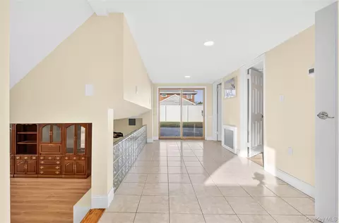 Entry Way - 38 S Oaks Blvd, Plainview, NY 11803 photo 6 of 8