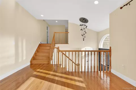 Entry Way - 38 S Oaks Blvd, Plainview, NY 11803 photo 3 of 8