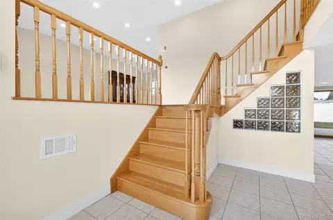 Entry Way - 38 S Oaks Blvd, Plainview, NY 11803 photo 2 of 8