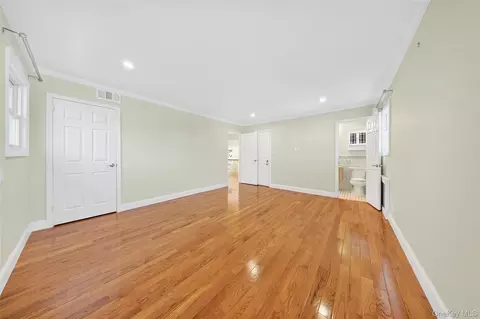 Bedroom - 38 S Oaks Blvd, Plainview, NY 11803 photo 2 of 7