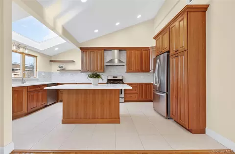 Kitchen - 38 S Oaks Blvd, Plainview, NY 11803 photo 2 of 5