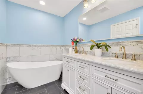 Bath - 38 S Oaks Blvd, Plainview, NY 11803 photo 2 of 4
