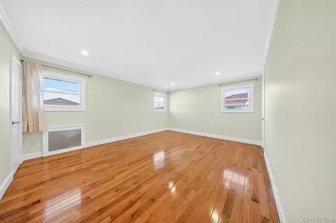 Bedroom - 38 S Oaks Blvd, Plainview, NY 11803 photo 4 of 7