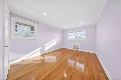 Bedroom - 38 S Oaks Blvd, Plainview, NY 11803 photo 6 of 7