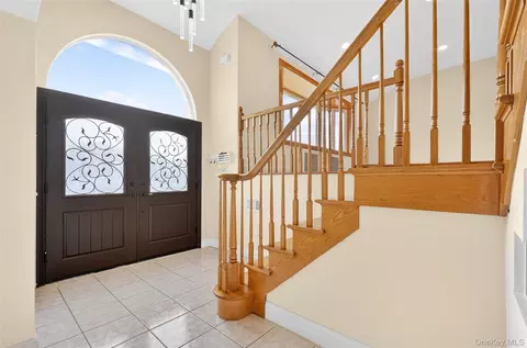 Entry Way - 38 S Oaks Blvd, Plainview, NY 11803 photo 1 of 8