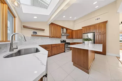 Kitchen - 38 S Oaks Blvd, Plainview, NY 11803 photo 3 of 5