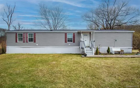9 Lily Ct, Highland Mills, NY 10930