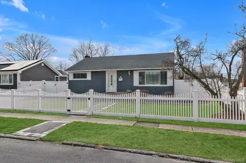 15 Silverpine Dr, Amityville, NY 11701