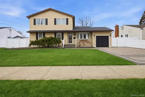 5 Wheeler Ct, Deer Park, NY 11729