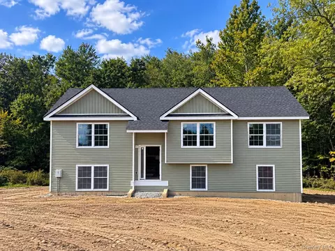 7 Lindenwood Ln, Newburgh Town, NY 12550