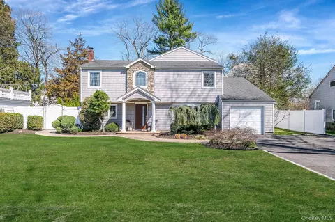 43 Hallock Ave, Smithtown, NY 11787
