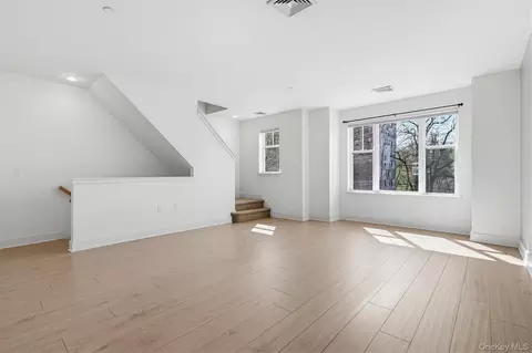 Living - 710 Main St, Peekskill, NY 10566 photo 2 of 6