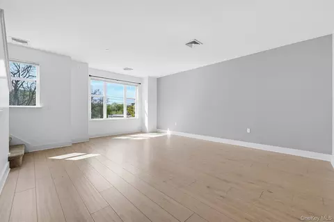 Living - 710 Main St, Peekskill, NY 10566 photo 4 of 6