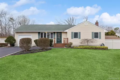 140 Oak St, Medford, NY 11763