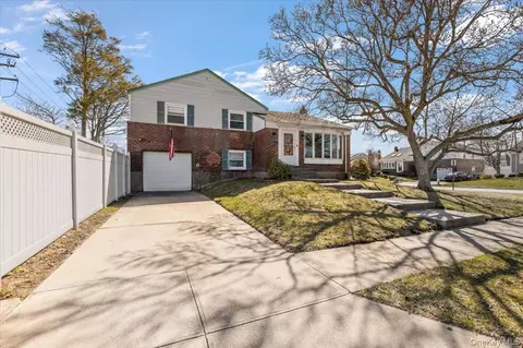 2 Fern Pl, Plainview, NY 11803