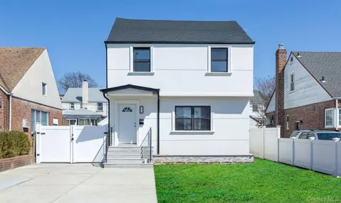 65-15 183rd St, New York, NY 11365