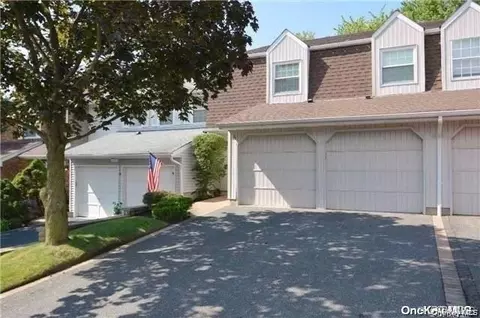 95 Woodlake Dr W #95, Woodbury, NY 11797