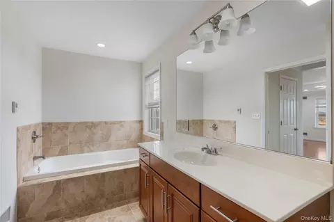 Bath - 9 Ralph Brach Dr, Shawangunk, NY 12589 photo 2 of 4