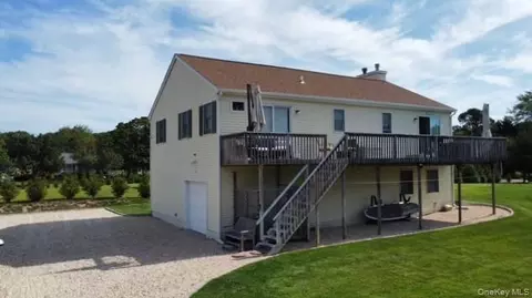 7 Corwin Ln, Hampton Bays, NY 11946