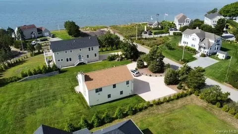 7 Corwin Ln, Hampton Bays, NY 11946