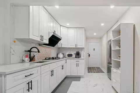 3720 Prince St #11B, New York, NY 11354